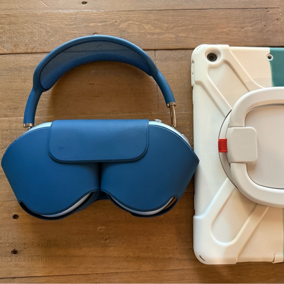 AirPods Max - Blue - Brand new, never used. With case. AppleCare has expired. - Picture 4 of 6